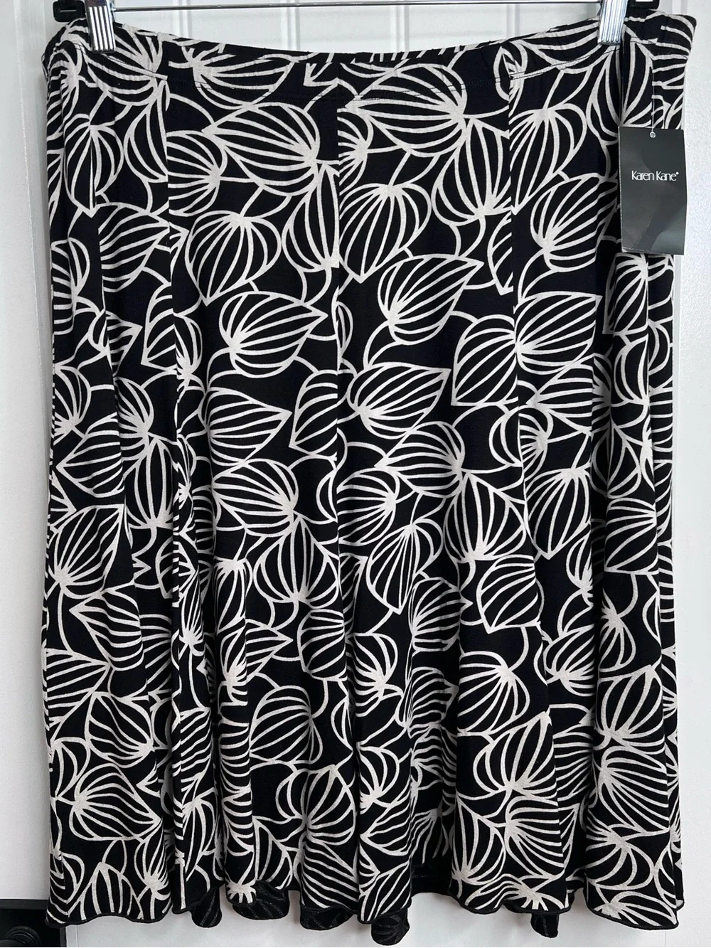 Karen Kane Black White Tres Jolie Full Floral Flared A-Line Skirt. Size 2X. NWT.